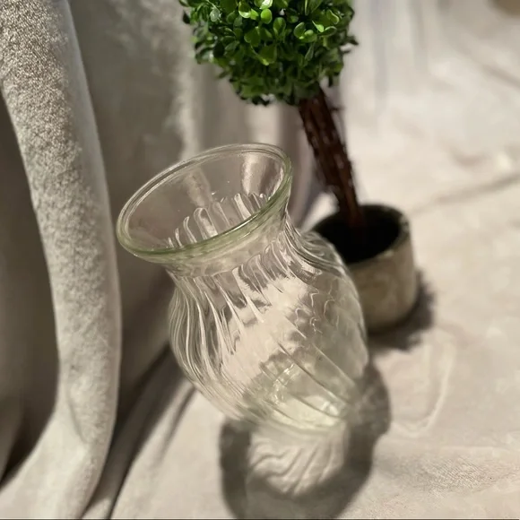 ‼️3/$33‼️ ✨🍶Simple Vase🍶✨ - Picture 3 of 3